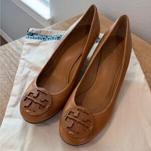 Tory Burch Caramel Leather Logo Round-Toe Sally Wedge Pumps